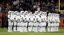 Pasukan Stormtroopers berbaris di lapangan saat paruh kedua pertandingan NFL antara Chicago Bears dan Minnesota Vikings di Chicago (9/10). Kedatangan karakter star wars ini untuk mempromosikan Star Wars: The Last Jedi. (AP Photo/Charles Rex Arbogast)