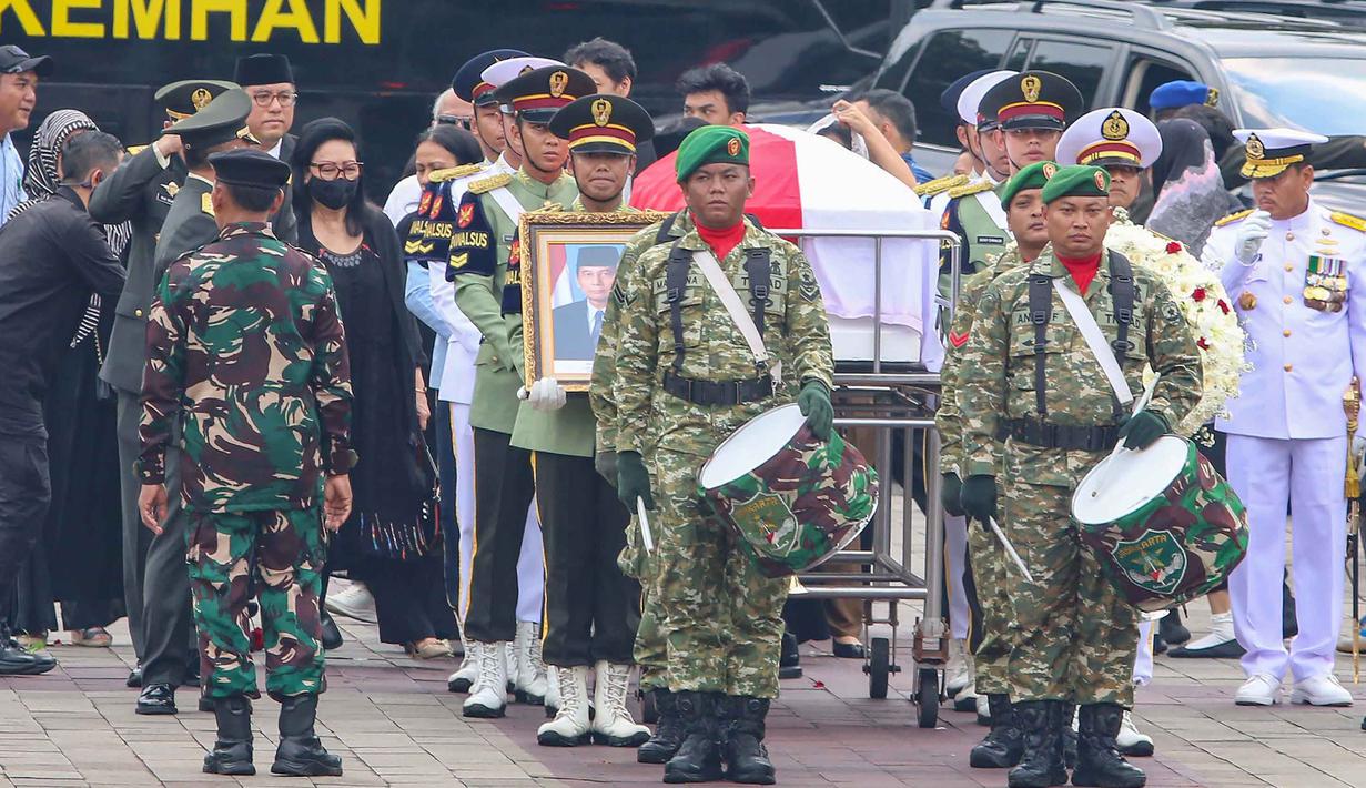 Personel Tentara Nasional Indonesia (TNI) bersiap menjalankan prosesi pemakaman mantan Menteri Pertahanan, Juwono Sudarsono, di Taman Makam Pahlawan Nasional (TMPN), Kalibata, Jakarta, Minggu (29/3/2026). (merdeka.com/Arie Basuki)