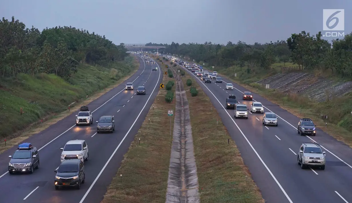 Sejumlah kendaraan melintasi Jalan Tol Cipali di kawasan Majalengka, Jawa Barat, Sabtu (8/7). Diberlakukannya sistem satu arah atau one way menyebabkan jalur Trans Jawa dari arah Palimanan menuju Cikampek ramai lancar pada H+3 Lebaran. (Liputan6.com/Immanuel Antonius)