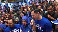 Komandan Kogasma Partai Demokrat Agus Harimurti Yudhoyono (AHY) menemui pedagang di Pasar Cipulir, Jakarta Selatan, Kamis (14/3/2019). (Liputan6.com/Ady Anugrahadi)