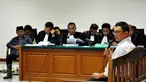 Direktur PT Windika Cahaya Persada Abdur Rouf beri kesaksian di sidang lanjutan dengan terdakwa Fuad Amin di Pengadilan Tipikor, Jakarta, Senin (1/6/2015). Rouf mengaku menjadi perantara penerimaan uang suap untuk Fuad Amin (Liputan6.com/Yoppy Renato) 