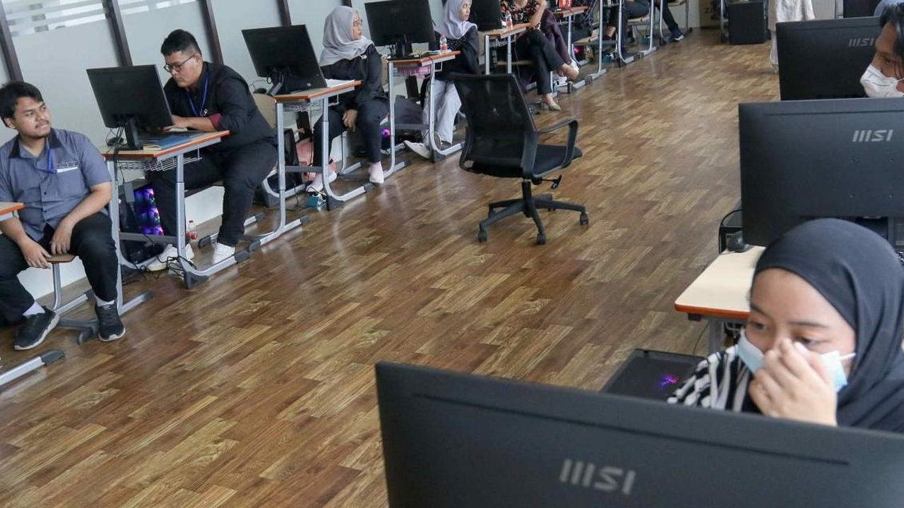 Peserta mengikuti program pelatihan skill atau kemampuan yang mereka miliki di Pusat Pelatihan Kerja Daerah (PPKD) Jakarta Pusat, Selasa (7/5/2024). Foto: Liputan6.com / Herman Zakharia<br>
