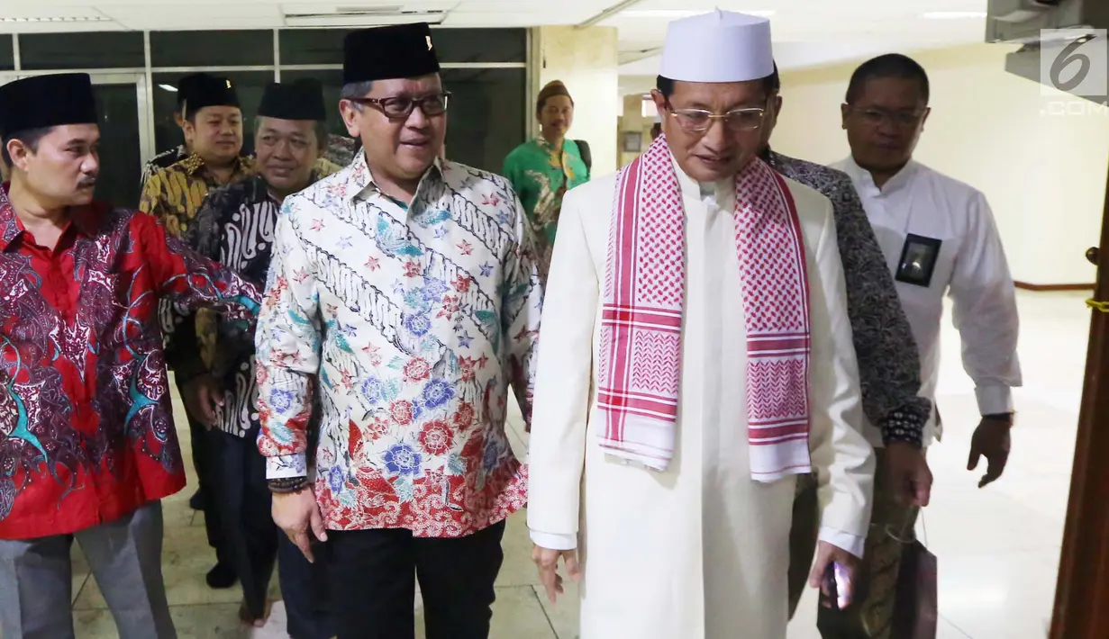 Sekjen PDIP Hasto Kristiyanto (kiri) bersilaturahmi ke Imam Besar Masjid Istiqlal Prof Nasaruddin Umar di Masjid Istiqlal, Jakarta, Rabu (11/4). PDIP mengundang Nasaruddin untuk meletakkan batu pertama pembangunan masjid PDIP. (Liputan6.com/Pool/Joan)