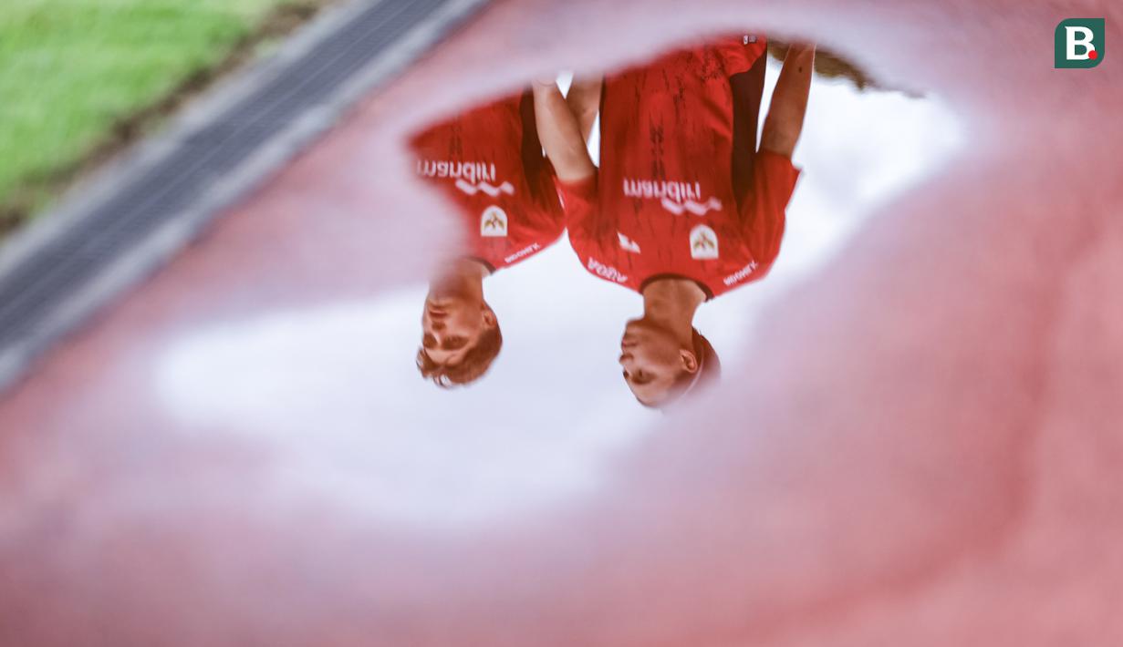 <p>Refleksi dari genangan air dua pemain Timnas Indonesia U-22, Mauro Zjilstra (kiri) dan Dion Markx saat melakukan latihan perdana menjelang SEA Games 2025 di Stadion Madya, Kompleks Stadion Utama Gelora Bung Karno (SUGBK), Senayan, Jakarta, Selasa (11/11/2025). (Bola.com/Bagaskara Lazuardi)</p>