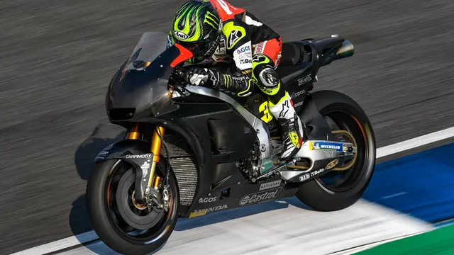 Cal Crutchlow Kalahkan Marquez dan Rossi