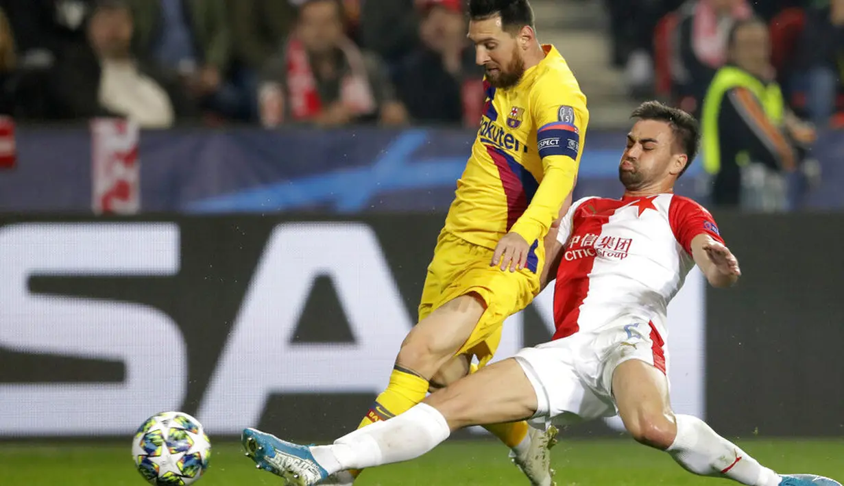 Striker Barcelona, Lionel Messi, berebut bola dengan pemain Slavia Praha, David Hovorka, pada laga Liga Champions 2019 di Stadion Sinobo, Rabu (23/10). Barcelona menang 2-1 atas Slavia Praha. (AP/Petr David Josek)