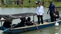 Jokowi naik perahu rakyat untuk menyeberangi sungai di Cilacap, Jawa Tengah, Kamis (23/9/2021). (Foto: Tangkapan layar Youtube Biro Pers Sekretariat Presiden)