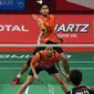 Ganda campuran Indonesia, Tontowi /Liliyana mengembalikan bola ke pasangan Malaysia, Chan Peng Soon/Goh Liu Ying di Total BWF Championships 2015, Jakarta, Kamis (13/8/2015). Tontowi Ahmad/LiliyanaNatsir unggu l21-8 21-13. (Liputan6.com/Helmi Fithriansyah)