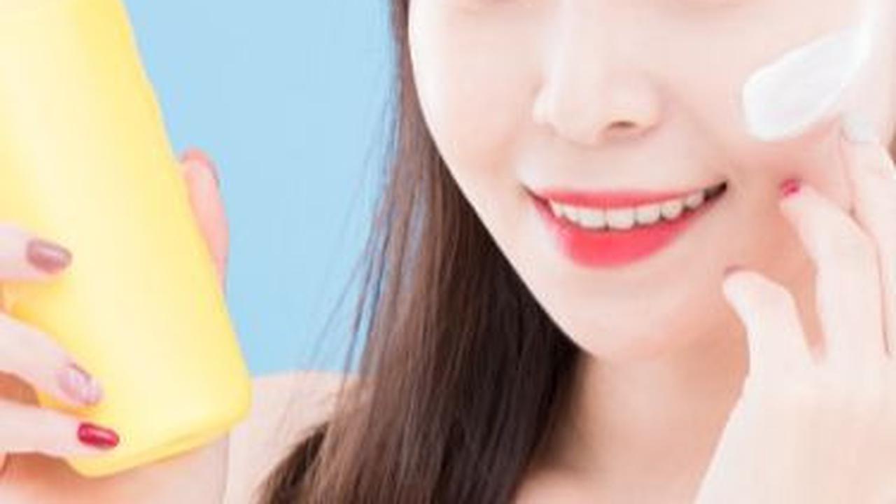 3. Gunakan Sunscreen Bertekstur Krim untuk Kulit Kering<br>