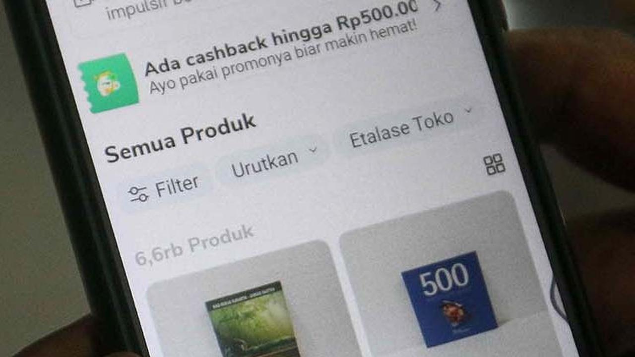 Mereka pun harus memutar otak untuk menyambung hidupnya. Salah satu upaya yang dilakukan kini adalah memasarkan buku dagangannya secara online.&nbsp;Foto: Liputan6.com/Herman Zakharia