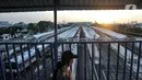 Warga melintasi JPO di Stasiun Jatinegara, Jakarta, Selasa (27/7/2021). Peningkatan jumlah penumpang KRL terjadi seiring pekerja di beberapa sektor diperbolehkan kembali beraktivitas. (merdeka.com/Iqbal S. Nugroho)