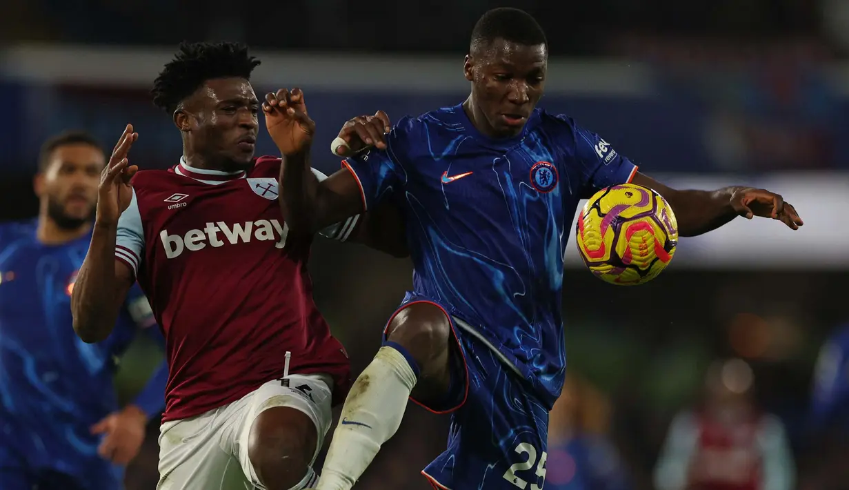 The Blues berhasil membalik keadaan dan menang 2-1 lewat aksi Pedro Neto pada menit ke-64 dan gol bunuh diri Aaron Wan-Bissaka (74). (Adrian Dennis/AFP)