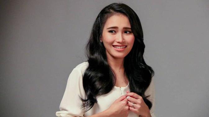 Wajah Tertawa Ayu Ting Ting Disebut Mirip Meme Yao Ming News Entertainment Fimela Com