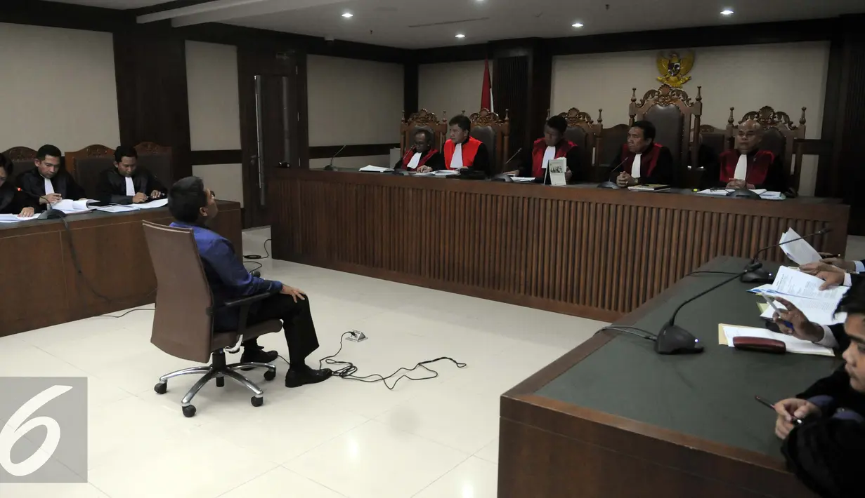 Panitera Pengadilan Negeri Jakarta Utara, Rohadi, didakwa menerima suap sebesar Rp 50 juta dari kakak Saipul Jamil, Samsul Hidayatullah dan pengacara Saipul, Berthanatalia di Pengadilan Tipikor, Jakarta, Senin (5/9). (Liputan6.com/Helmi Afandi)