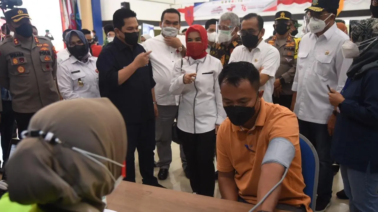 Menteri BUMN Erick Thohir, Menhub Budi Karya Sumadi dan Menteri Sekretariat Negara Pratikno meninjau langsung kegiatan vaksinasi di PEM AKAMIGAS. (Dok Pertamina)