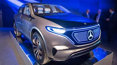 Tampilan dari mobil listrik Mercedes-Benz dengan 'Concept EQ' yang dipamerkan dalam acara peluncuran pabrik baterai Accumotive di Kamenz, Jerman (22/5). Mercedes-Benz ini merupakan sebuah SUV dengan penampilan futuristis. (AP Photo/Jens Meyer)