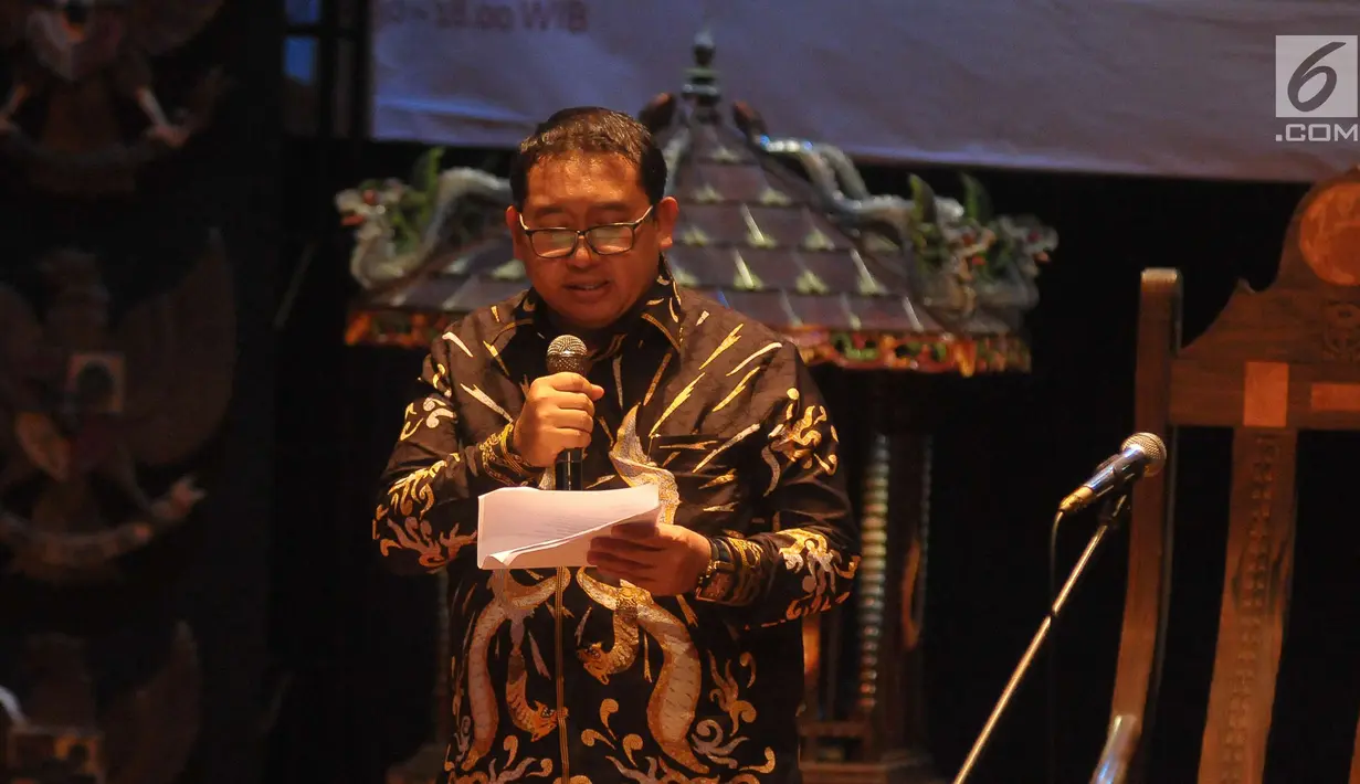 Wakil ketua DPR RI, Fadli Zon membacakan Puisi Musikal di Acara Tadarus Puisi Ramadhan di Teater Kecil, Taman Ismail Marzuki, Jakarta, Kamis (1/6). Acara tersebut digelar dalam rangka memperingati Hari Lahirnya Pancasila. (Liputan6.com/Helmi Afandi)