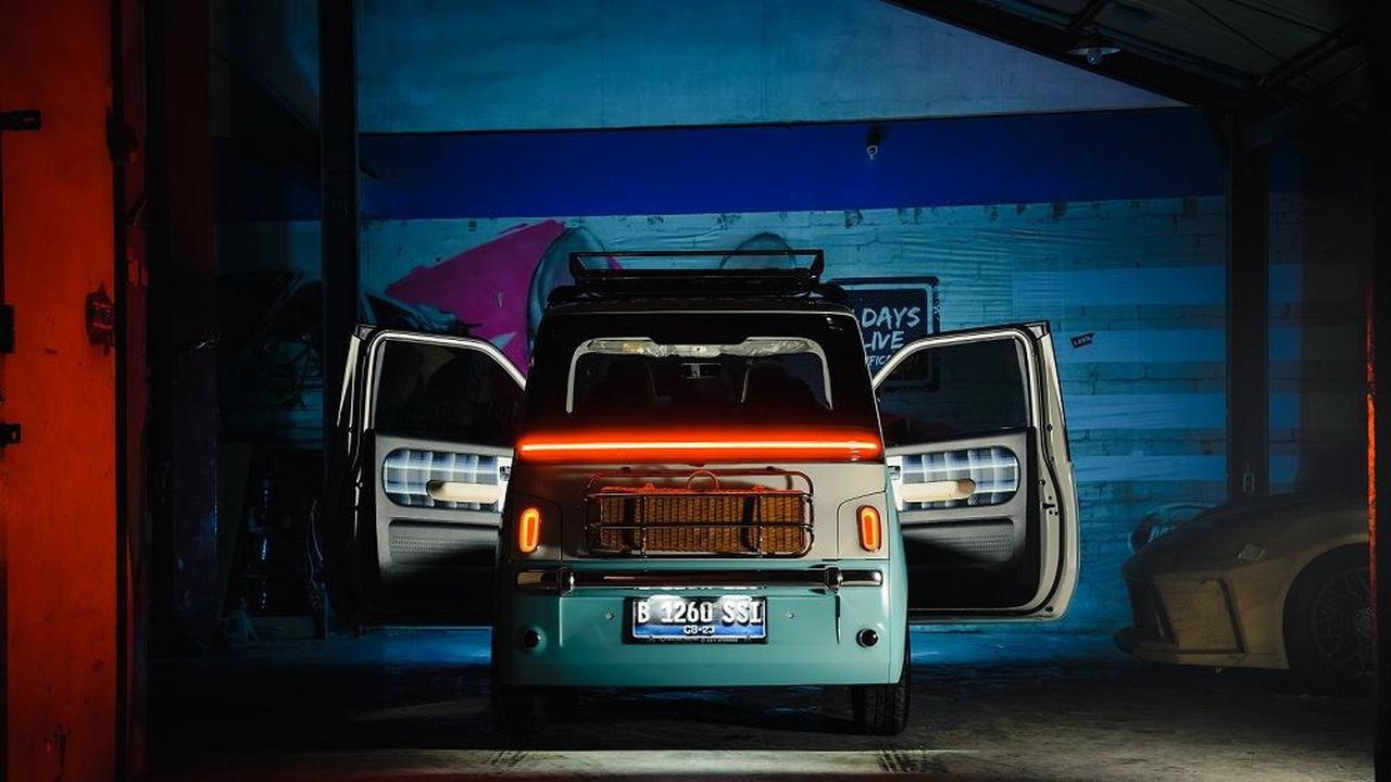 Bumper bawaan Wuling Air ev dilabur warna biru,&nbsp;dilengkapi bumper krom dan keranjang rotan. Berkesan retro, mika lampu belakang berganti model oval plus mata kucing sebagai lampu sein. Di bagian<br>atap, Wuling Air ev menggendong roof rack dengan ala
