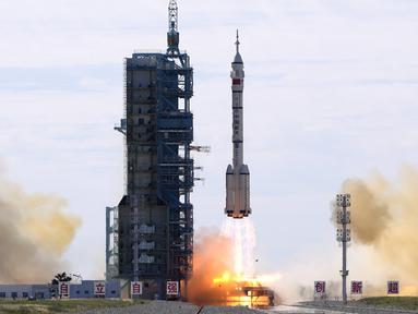 Roket Long March-2F Y12 yang membawa astronaut China dalam pesawat ruang angkasa Shenzhou-12 lepas landas dari Pusat Peluncuran Satelit Jiuquan, China, Kamis (17/6/2021). China sukses meluncurkan Shenzhou-12 yang membawa tiga astronaut (taikonaut) mereka ke luar angkasa. (AP Photo/Ng Han Guan)