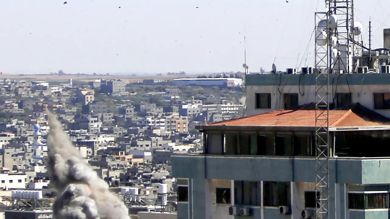 FOTO: Detik-Detik Israel Hancurkan Gedung Media di Gaza