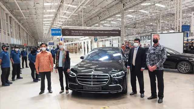 Dirjen ILMATE Kemenperin Taufiek Bawazier (kedua kanan) berfoto bersama di acara peluncuran E-Class dan S-Class, yang diproduksi di pabrik wanaherang, Bogor,  Jawa Barat. (Dok Kemenperin)