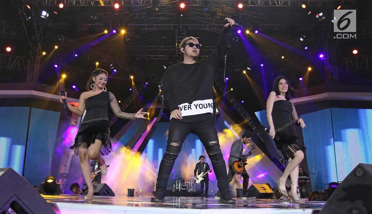 Penampilan kolaborasi Five Minutes dengan Dou Anggrek di Konser Gempita 2018 di Pantai karnaval Ancol, Jakarta, Minggu (31/12). (Liputan6.com/Herman Zakharia)