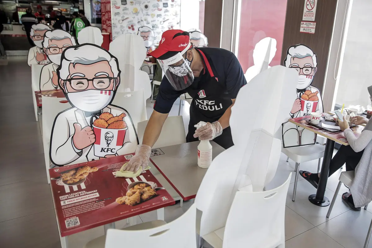 FOTO: Restoran Cepat Saji Terapkan Physical Distancing