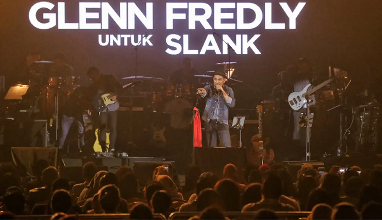 Glenn Fredly menggelar konser bertajuk Tanda Mata untuk Slank pada 30/9/2017. Hal ini ditujukan sebagai bentuk penghormatannya terhadap grup band legendaris tersebut. Glenn membawakan lagu-lagu Slank dengan suara emasnya. (Adrian Putra/Bintang.com)