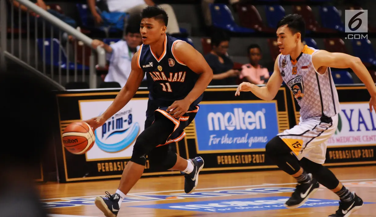 Pemain Pelita Jaya, Andrey Rido Mahardika (kiri) melewati kawalan pebasket Satya Wacana Salatiga, Andre Adrianno pada laga Perbasi Cup 2017 di Britama Arena, Jakarta, Senin (6/11). Pelita Jaya unggul 92-46. (Liputan6.com/Helmi Fithriansyah)