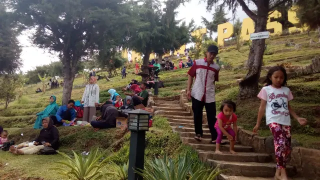 Family Gatehering, selain menikmati hangatnya air alami, kegiatan makan bersama selalu menjadi bumbu pelengkap yang sangat bermakna saat liburan anda tiba