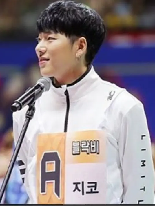 Park Kyung mengungkapkan pendapatan Zico dan dirinya jauh berbeda, namun keduanya masih tetap sahabat. Untuk itu, dia rela menabung 100 ribu won setiap bulan untuk membeli kado di hari ulang tahun Zico pada 14 September lalu. (Instagram/qkrrud78)