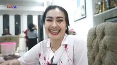 Beginilah wajah Iis Dahlia yang tampil serius berdandan ala hantu suster ngesot. Lengkap dengan baju perawat ia jadi tokoh utama keseruan bareng anak-anak. (Liputan6.com/YouTube/Isda Family).