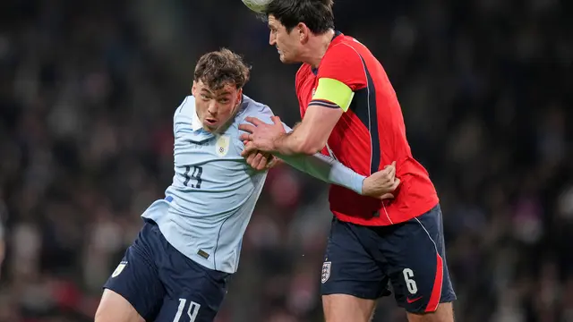 Duel Federico Vinas dengan Harry Maguire di laga uji coba antara Inggris vs Uruguay di Stadion Wembley, Sabtu (28/03/2026) dini hari WIB.