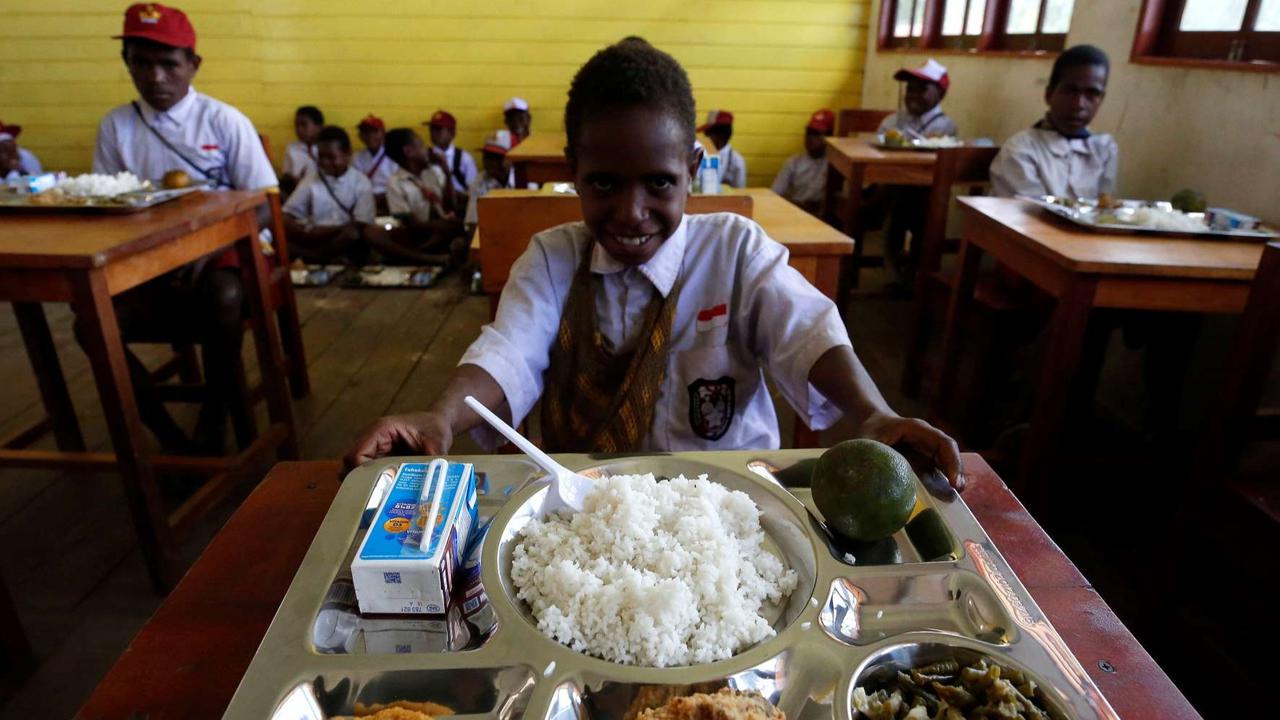 FOTO: TNI Bagikan Makan Bergizi Gratis untuk Anak-Anak di Papua, Porsi Nasinya Jadi Sorotan