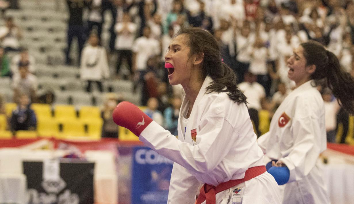 Karateka Indonesia, Ceyco Georgia Zefanya berteriak usai menang 6-5 saat final nomor Junior Kumite 59+ kg pada Kejuaraan Dunia Karate Junior, Cadet dan U-21 di ICE BSD, Tangerang, Jumat (13/11/2015). (Bola.com/Vitalis Yogi Trisna) 