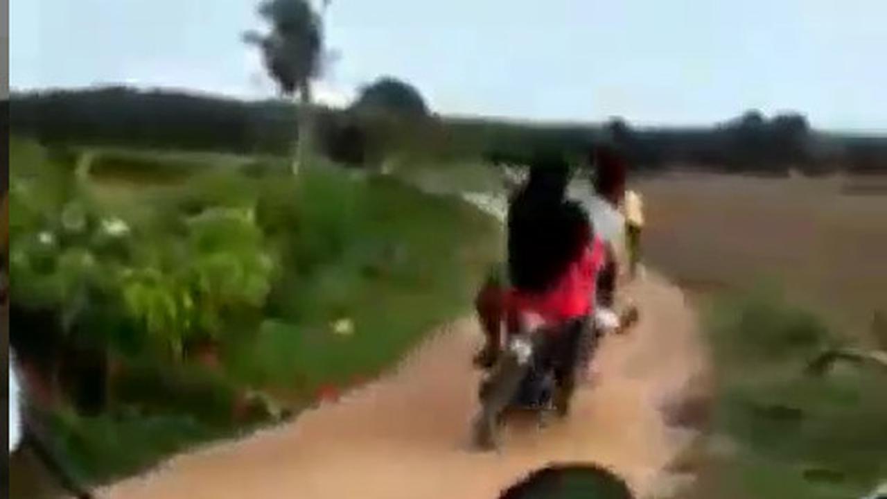 Mencoba aksi freestyle dengan sepeda motor