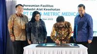 Menkes Budi Gunadi resmikan pabrik alat kesehatan wound care PT Deca Metric Medica (PT DMM) di Kawasan Industri Jababeka, Cikarang, Jawa Barat, Kamis (21/12). (Foto: Kemenkes)