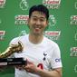 Pemain Tottenham Hotspur Son Heung-min berpose dengan penghargaan sepatu emas Liga Inggris usai melawan Norwich City di Stadion Carrow Road, Norwich, Inggris, 22 Mei 2022. Tottenham Hotspur menang 5-0. (Nigel French/PA via AP)