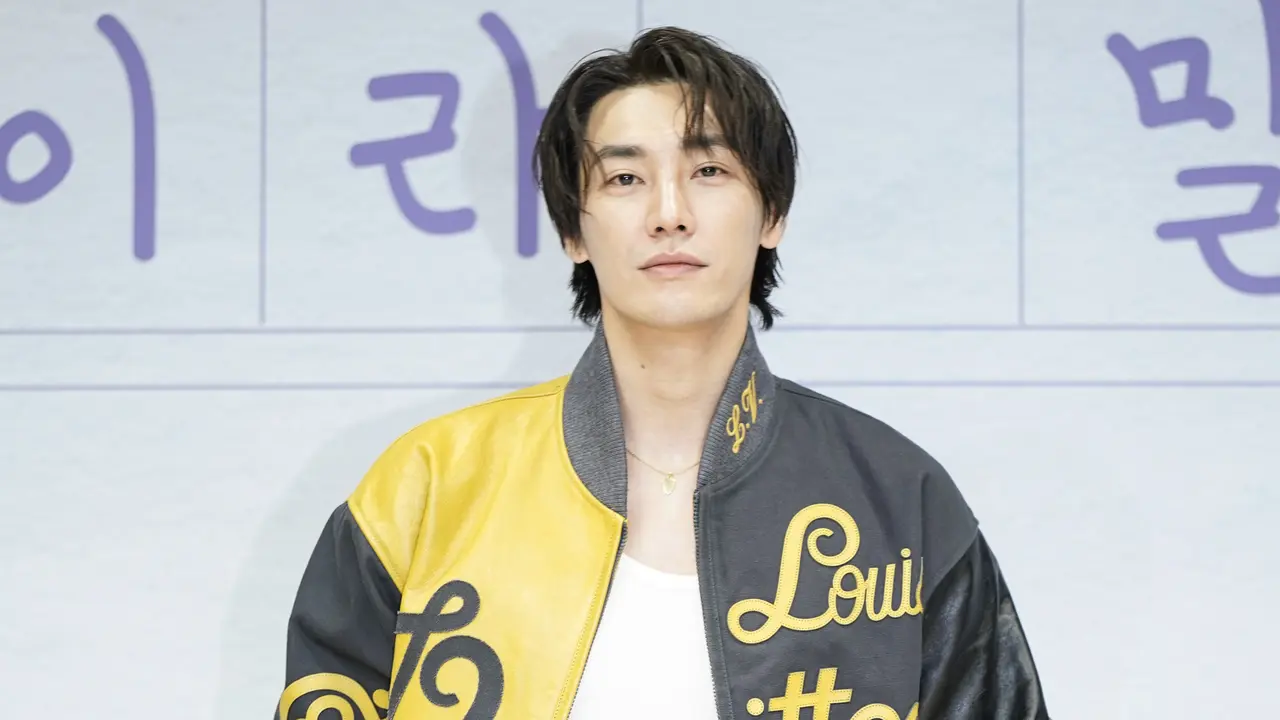 Kim Young Kwang dalam konferensi pers serial Call It Love, Selasa (21/2/2023). (Foto: Disney)
