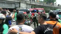 Seorang anggota TNI menabrak sopir ojek online. Beruntung ada anggota provost yang datang untuk melerai kerumunan.