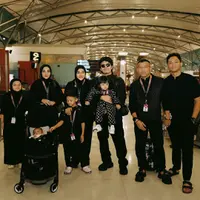 Keluarga Anang Hermansyah dan Atta Halilintar pergi umrah di bulan Ramadan. [Foto: Instagram/attahalilintar]