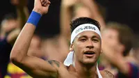 Neymar mengenakan ikat kepala saat merayakan kemenangan Barcelona atas Juventus di Final Liga Champions, Olympic Stadium, Berlin, Minggu (7/6/2015). Barcelona mengalahkan Juventus dengan skor 3-1. (AFP Photo/Patrik Stollarz)