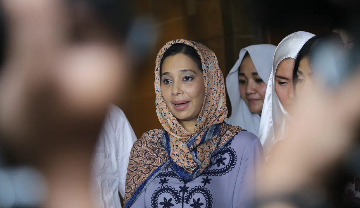 Duka mendalam dirasakan oleh Ayu Azhari ketika sahabatnya, Yana Zein meninggal dunia akibat penyakit kanker payudara awal bulan ini. Ayu mengaku dekat dengan Yana sejak lama. (Adrian Putra/Bintang.com)