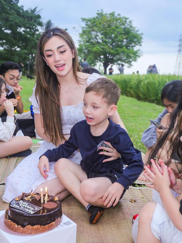 7 Potret Celine Evangelista Rayakan Ulang Tahun Anak, Seru di Pinggir Sawah