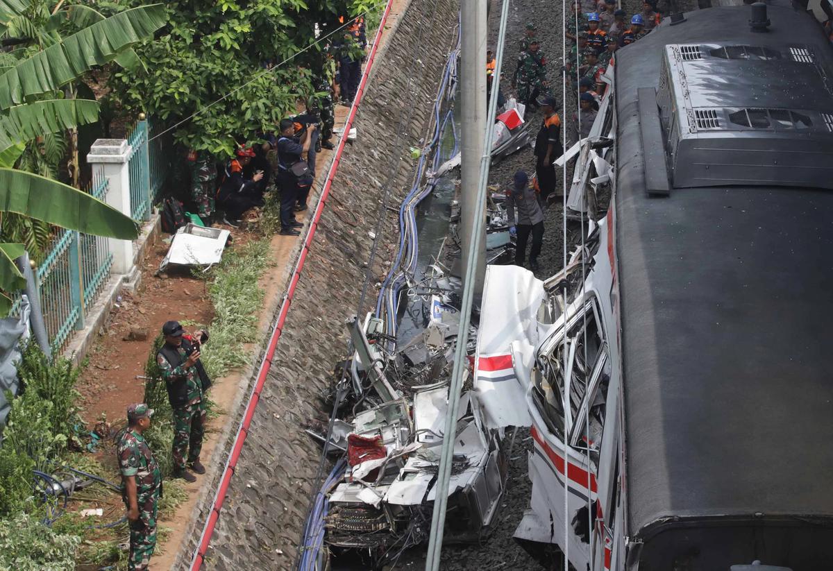 FOTO: Evakuasi Gerbong KRL Commuterline di Stasiun Bekasi Timur