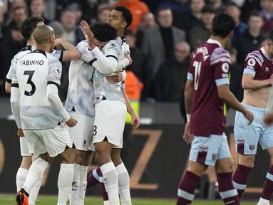 Para pemain Liverpool merayakan gol yang dicetak oleh Cody Gakpo ke gawang West Ham United pada pekan ke-33 Liga Inggris 2022/2023 di Stadion London, Kamis (27/4/2023). The Reds sukses meraup poin penuh di markas West Ham. (AP Photo/Alastair Grant)