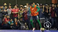 Ekspresi supoerter saat melihat seorang pemain pemain Timnas Futsal malakukan pemanasan di Tifosi Sport Center, Jakarta Timur. (Bola.com/Nicklas Hanoatubun)