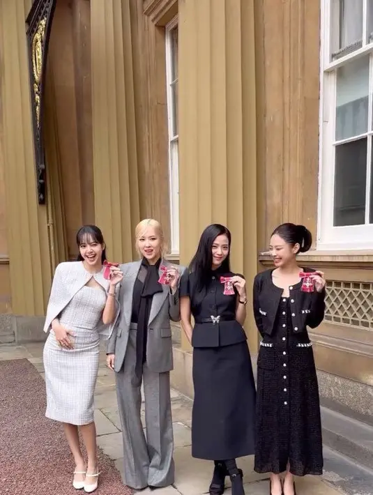 Saat menerima gelar tersebut, para member tampil elegan bagai bangsawan. Lisa mengenakan dress dan cape dari brand asal Thailand, Asava. Rose mengenakan set suit dari Saint Lauent, Jennie mengenakan tweed dress dari Chanel, dan juga Jisoo mengenakan black bar jacket yang dipadukan dengan shin-length skirt dari Dior.   [twitter/BBBU_BLACKPIN/BLACKPINKGLOBAL]
