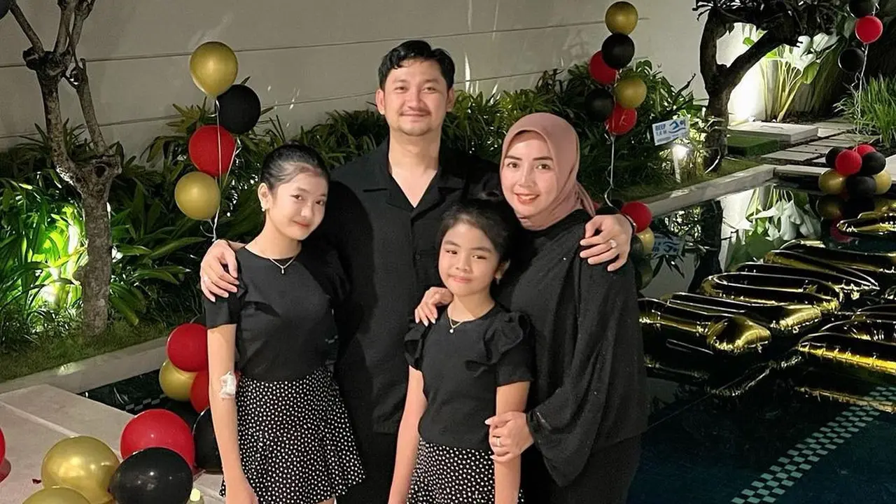 Angga Wijaya dan anak-istri