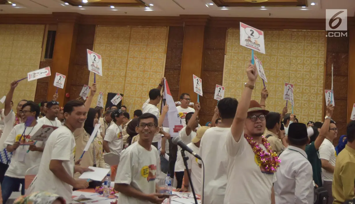 Simpatisan Paslon gubernur  Sudirman Said dan Ida Fauziah menghadiri pengundian nomor urut calon Gubernur dan Wakil Gubernur Jawa Tengah , Selasa (13/2) malam. Sudirman Said dan Ida Fauziah mendapatkan nomor dua.  (Liputan6.com/Gholib)